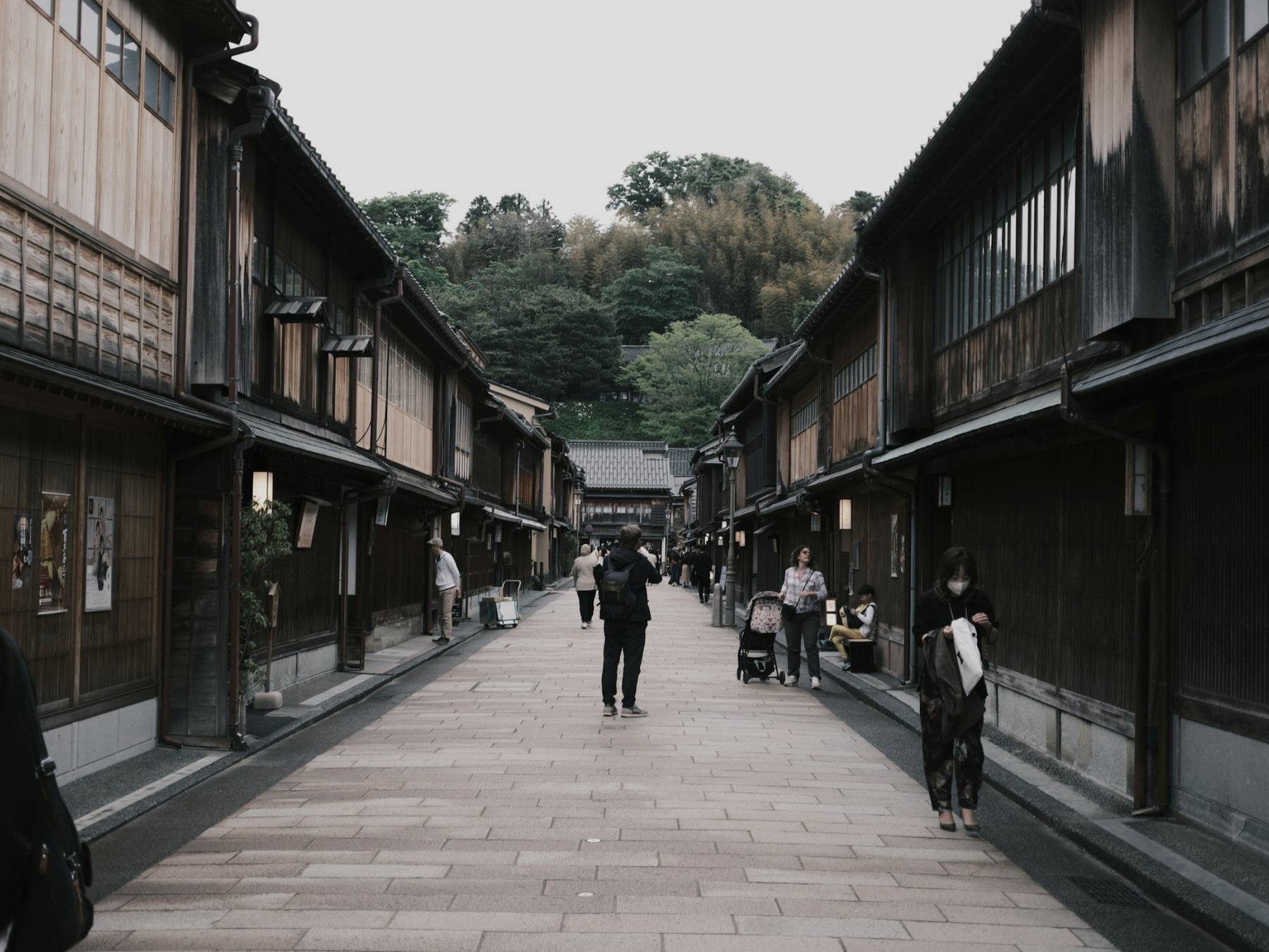 Morning in the Higashi Chaya teahouse district